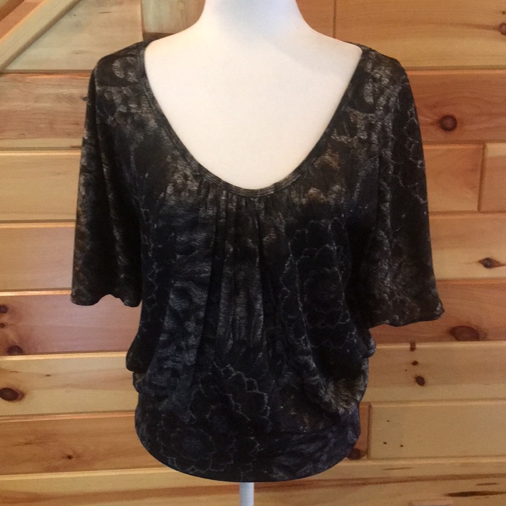 Scoop neck top. Black, brown and white colors.